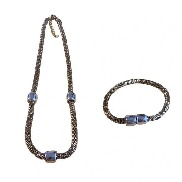 Avon bold goldtone necklace and bracelet set - Picture 1 of 5